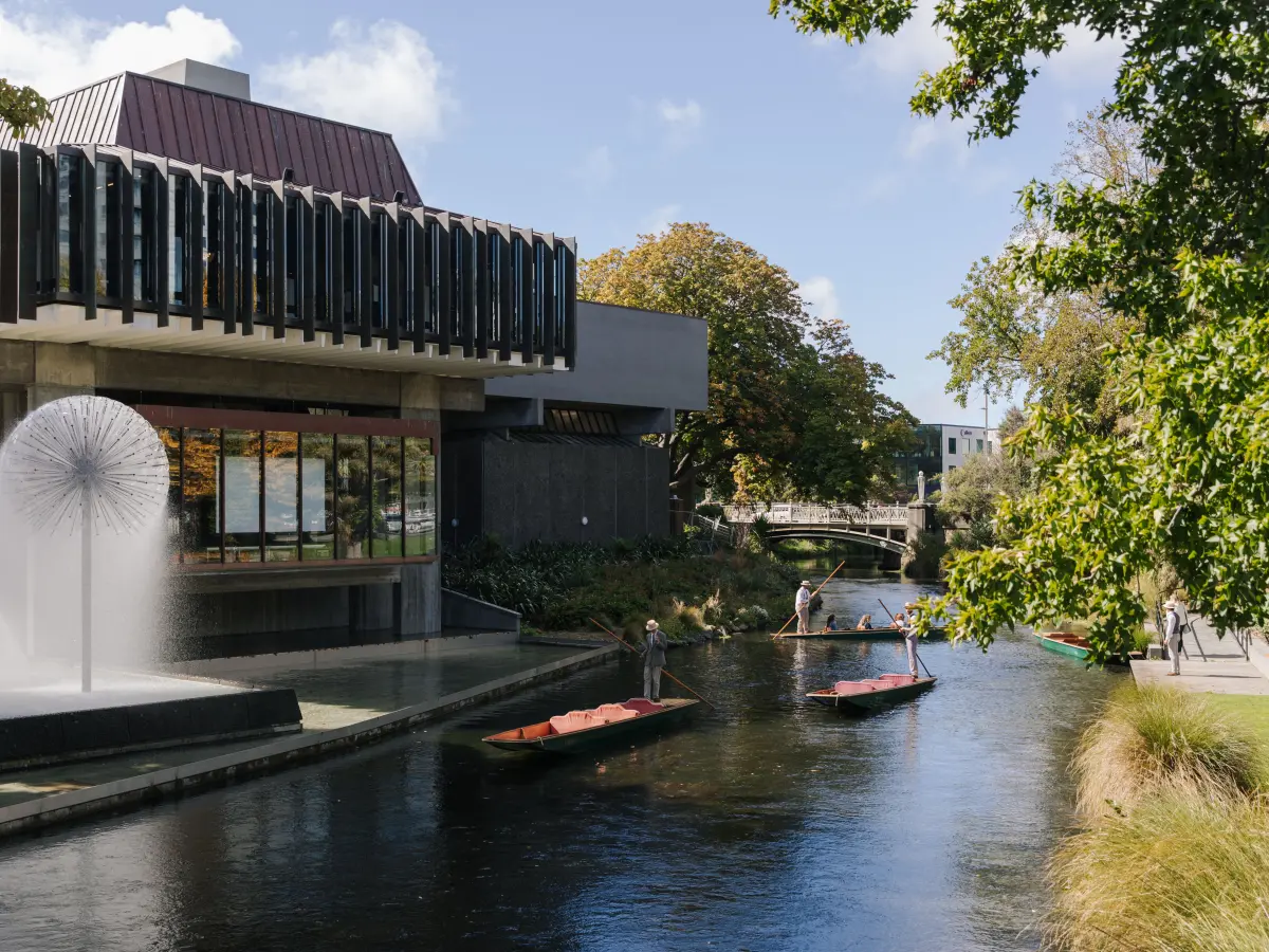 131148 meet famil punting town hall